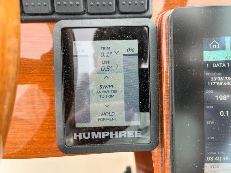 Slide: The Image of Humphree control panel on 2007 Hinckley Talaria 29 R boat dashboard. - 32