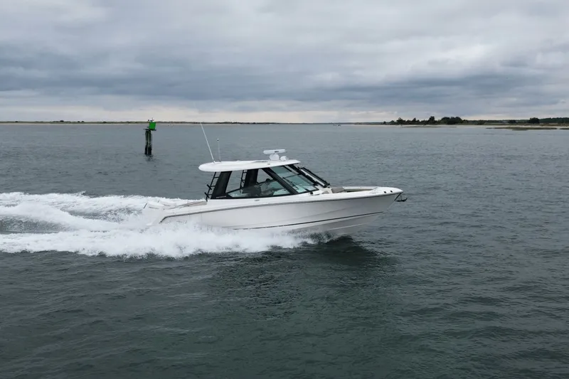 Slide: The Image of Boston Whaler 330 Vantage 2026 - 14