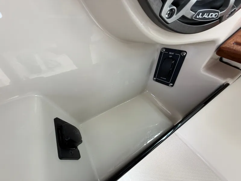 Slide: The Image of Boston Whaler 330 Vantage 2026 - 36