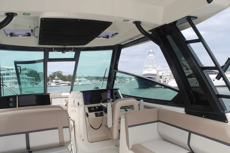 Slide: The Image of Boston Whaler 330 Vantage 2026 - 44