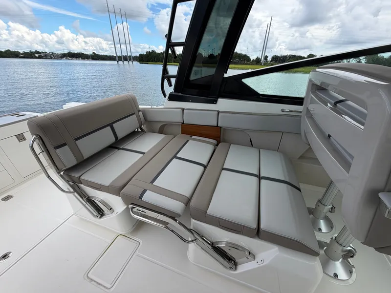 Slide: The Image of Boston Whaler 330 Vantage 2026 - 29
