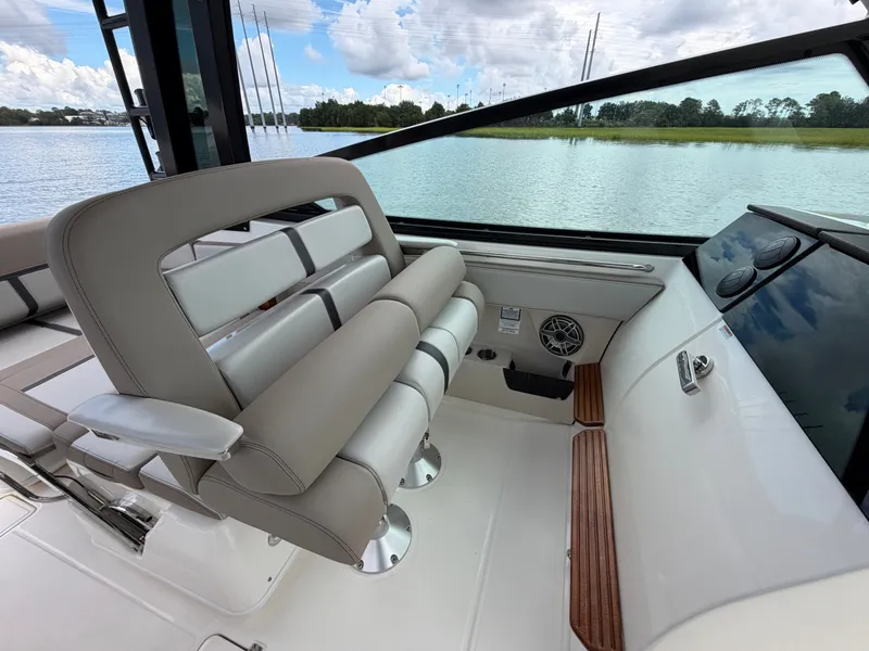 Slide: The Image of Boston Whaler 330 Vantage 2026 - 31