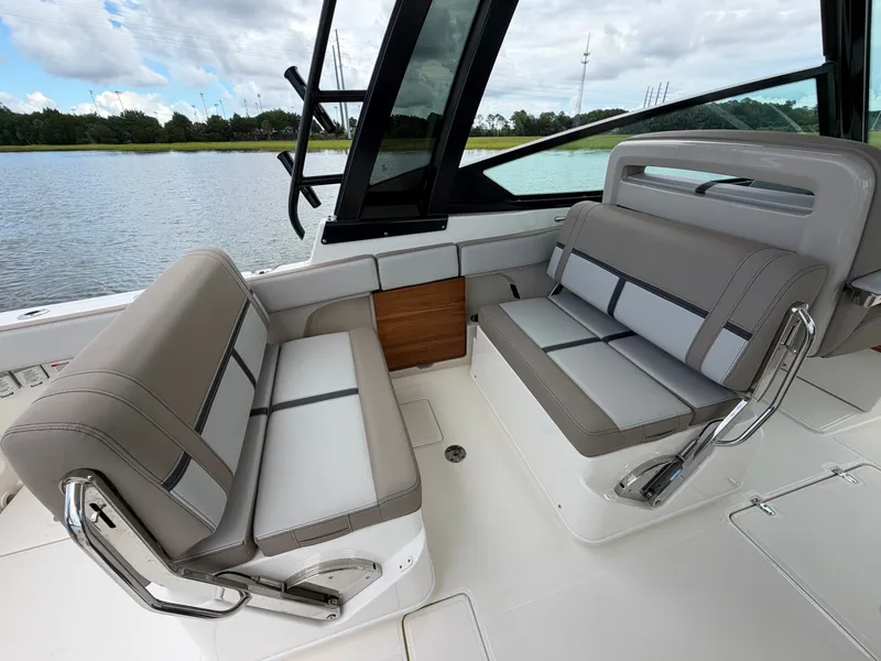 Slide: The Image of Boston Whaler 330 Vantage 2026 - 26