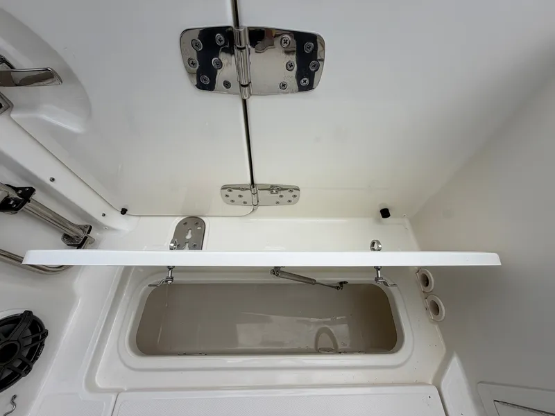 Slide: The Image of Boston Whaler 330 Vantage 2026 - 16