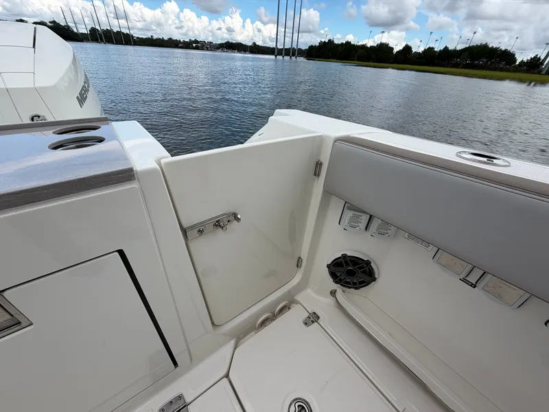 Slide: The Image of Boston Whaler 330 Vantage 2026 - 8