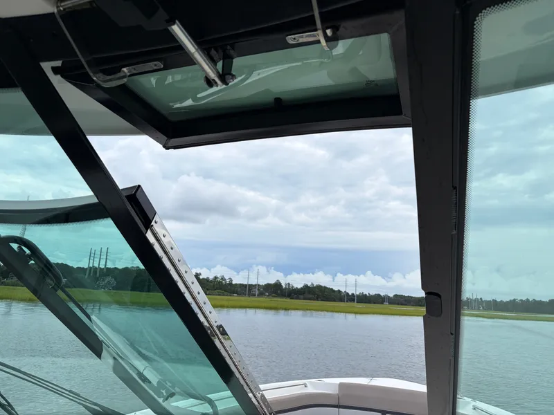 Slide: The Image of Boston Whaler 330 Vantage 2026 - 47