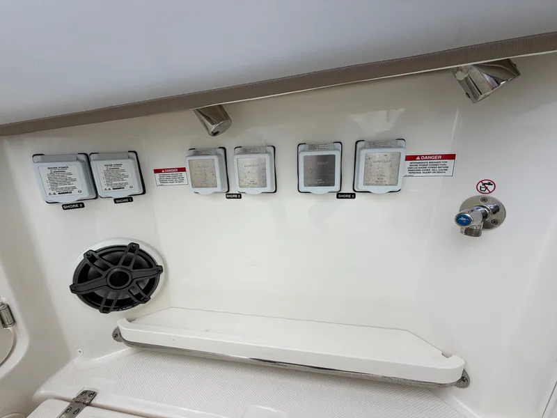 Slide: The Image of Boston Whaler 330 Vantage 2026 - 21