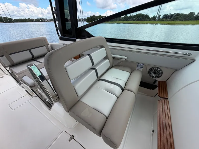 Slide: The Image of Boston Whaler 330 Vantage 2026 - 30