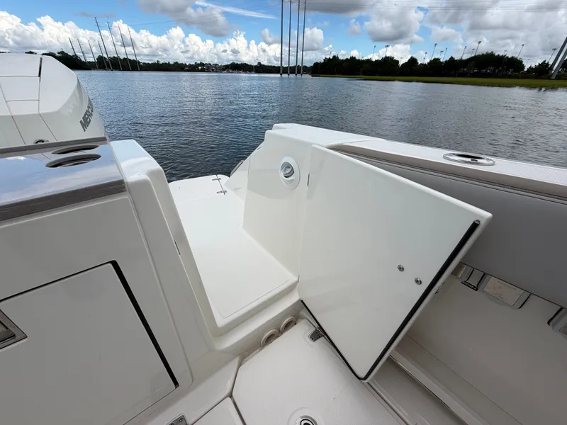 Slide: The Image of Boston Whaler 330 Vantage 2026 - 7