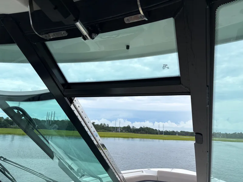 Slide: The Image of Boston Whaler 330 Vantage 2026 - 46