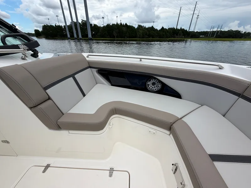 Slide: The Image of Boston Whaler 330 Vantage 2026 - 50