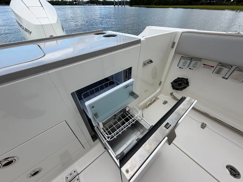 Slide: The Image of Boston Whaler 330 Vantage 2026 - 13