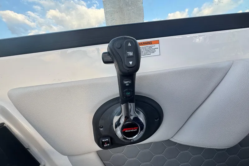 Slide: The Image of Throttle control of 2021 Sea Ray SDX 270 boat with Mercury SmartCraft system. - 25