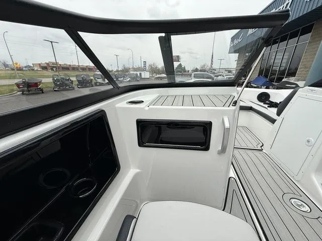 Slide: The Image of Yamaha 195S 2025 - 10