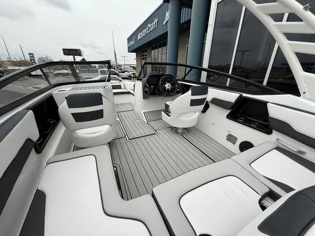 Slide: The Image of Yamaha 195S 2025 - 13