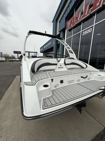 Slide: The Image of Yamaha 195S 2025 - 15