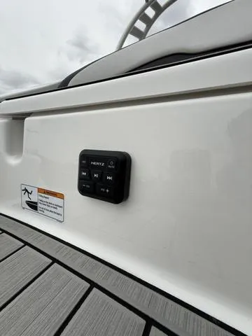 Slide: The Image of Yamaha 195S 2025 - 16