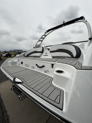 Slide: The Image of Yamaha 195S 2025 - 17