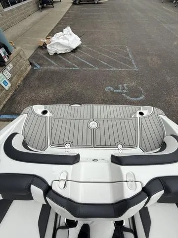 Slide: The Image of Yamaha 195S 2025 - 18