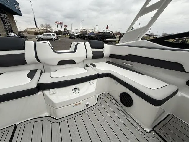 Slide: The Image of Yamaha 195S 2025 - 25