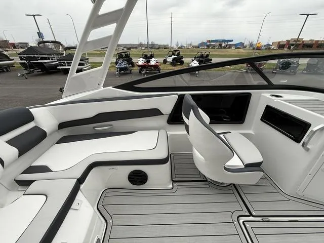 Slide: The Image of Yamaha 195S 2025 - 26