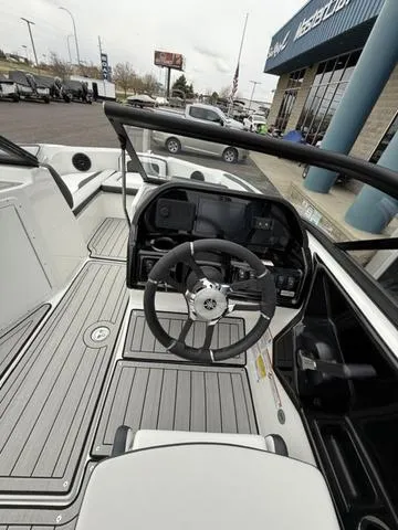 Slide: The Image of Yamaha 195S 2025 - 28