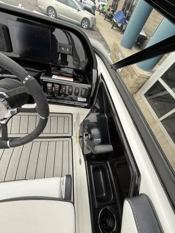 Slide: The Image of Yamaha 195S 2025 - 29