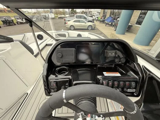 Slide: The Image of Yamaha 195S 2025 - 31