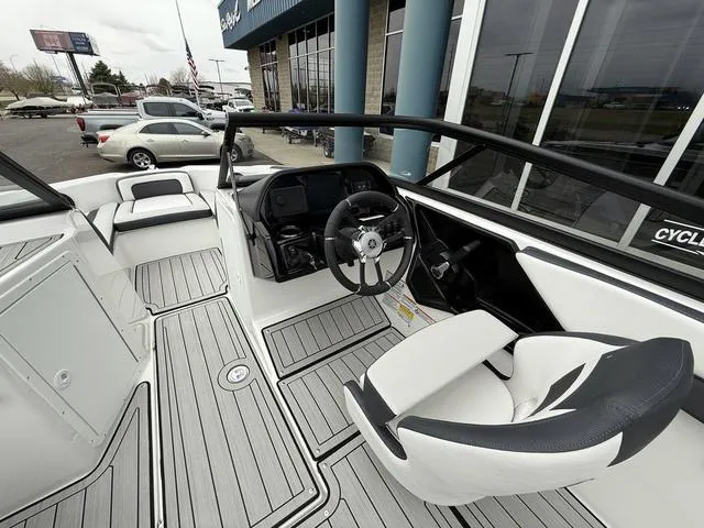 Slide: The Image of Yamaha 195S 2025 - 33