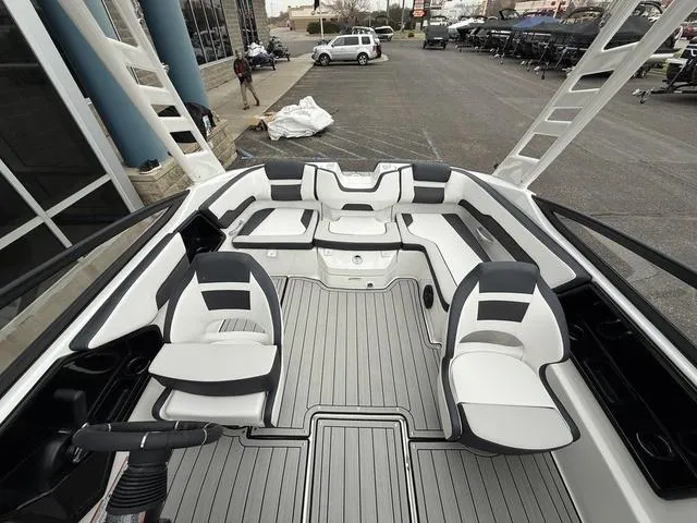 Slide: The Image of Yamaha 195S 2025 - 34