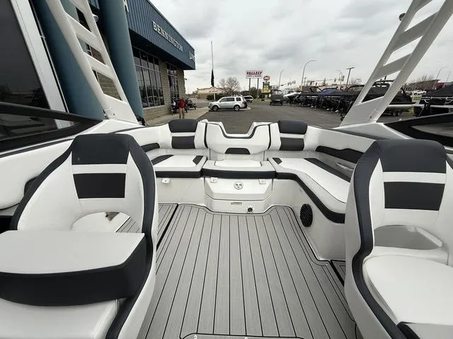 Slide: The Image of Yamaha 195S 2025 - 35