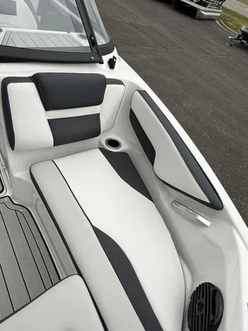 Slide: The Image of Yamaha 195S 2025 - 39