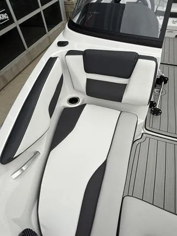 Slide: The Image of Yamaha 195S 2025 - 40