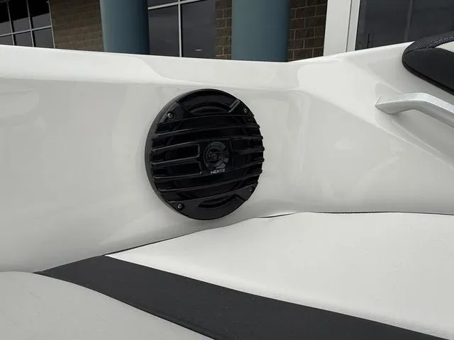 Slide: The Image of Yamaha 195S 2025 - 41