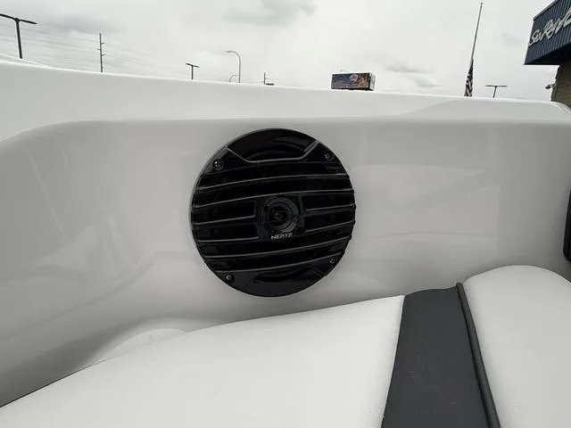 Slide: The Image of Yamaha 195S 2025 - 42