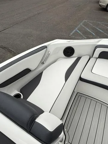 Slide: The Image of Yamaha 195S 2025 - 43