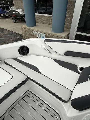 Slide: The Image of Yamaha 195S 2025 - 45