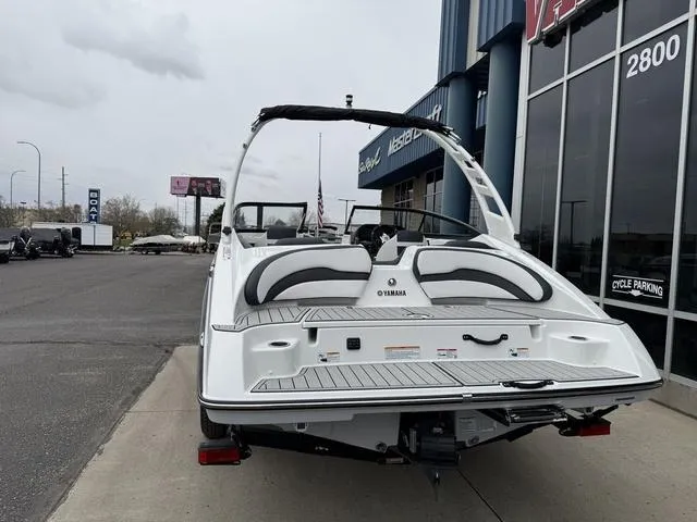 Slide: The Image of Yamaha 195S 2025 - 5