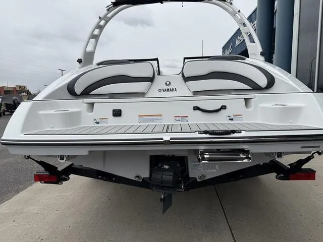 Slide: The Image of Yamaha 195S 2025 - 6