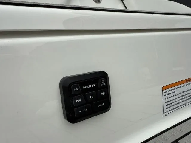 Slide: The Image of Yamaha 195S 2025 - 7