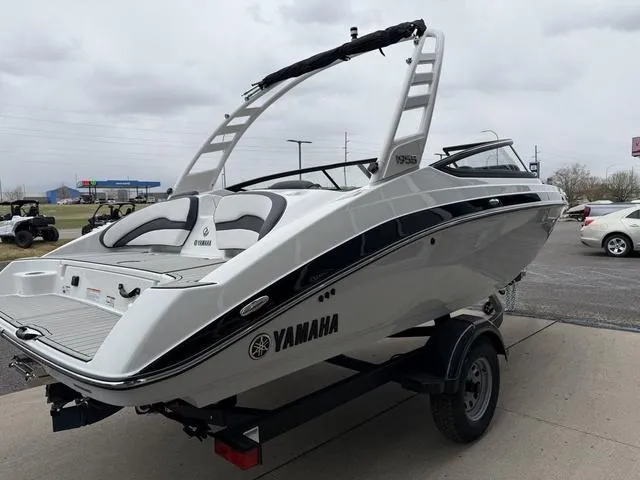 Slide: The Image of Yamaha 195S 2025 - 8