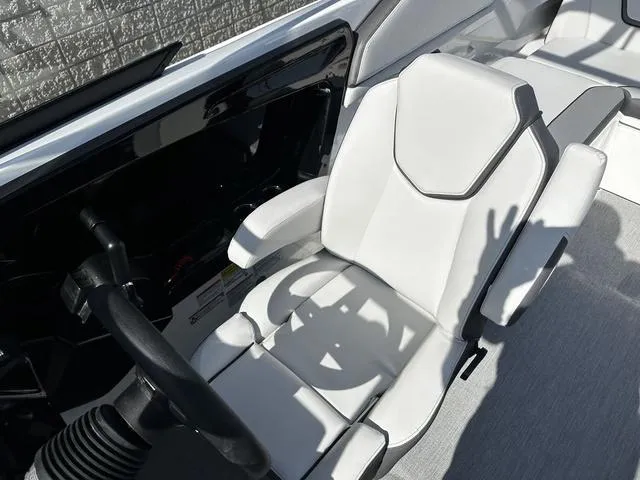 Slide: The Image of 2025 Yamaha AR250 boat interior with white captain's seat and steering wheel. - 12