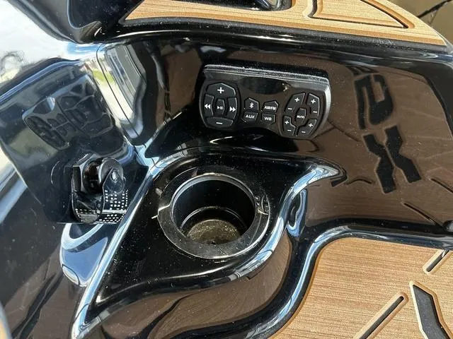 Slide: The Image of Control panel and cup holder on 2025 Yamaha Boats 255XD. - 10