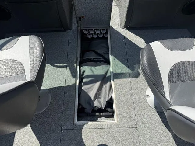 Slide: The Image of 2012 Lund 1750 Tyee boat interior with storage compartment between two seats. - 18