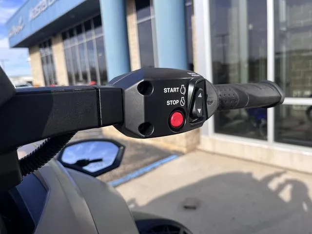 Slide: The Image of Handlebar controls of 2025 Yamaha Waverunner GP SVHO™ with Audio, featuring start and stop buttons. - 20