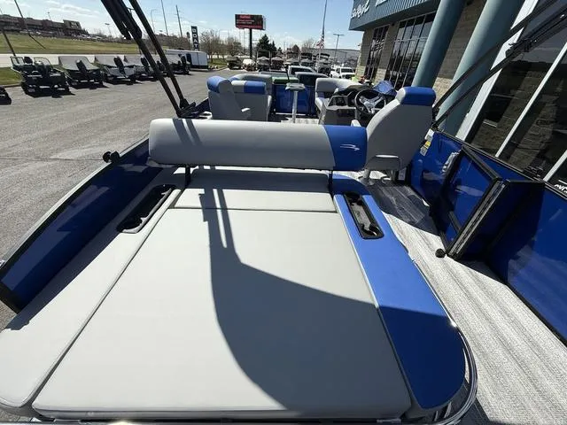 Slide: The Image of Bennington 22 SSB Swingback Tri-Toon Pontoon 2025 - 14