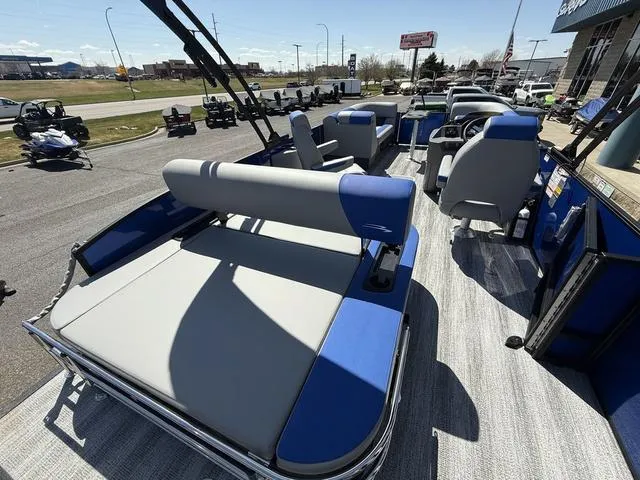 Slide: The Image of Bennington 22 SSB Swingback Tri-Toon Pontoon 2025 - 15