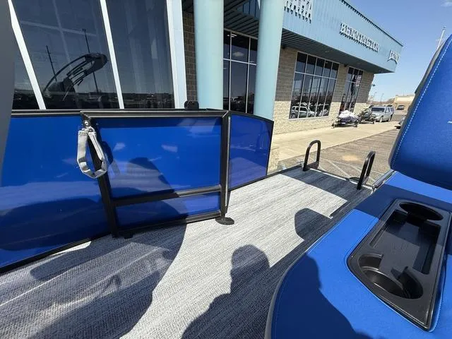 Slide: The Image of Bennington 22 SSB Swingback Tri-Toon Pontoon 2025 - 16