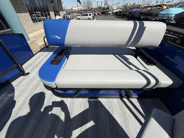 Slide: The Image of Bennington 22 SSB Swingback Tri-Toon Pontoon 2025 - 17