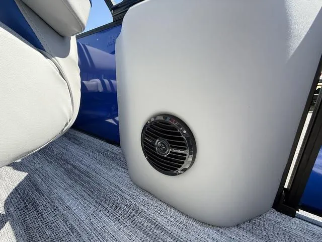 Slide: The Image of Bennington 22 SSB Swingback Tri-Toon Pontoon 2025 - 18